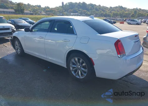 2018 Chrysler 300 Touring L Awd z USA, uszkodzony, nr VIN 2C3CCARG1JH317152